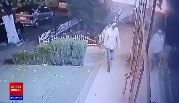 Un tânăr de 18 ani, acuzat că a tâlhărit o angajată a unei săli de jocuri. A fost arestat pentru 30 de zile