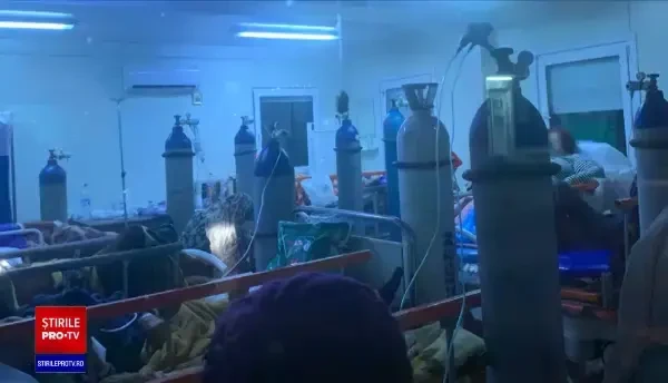 Spitalele din România caută soluții disperate pentru a primi pacienții bolnavi. Unii sunt îngrămădiți în containere