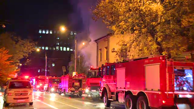 Un imobil plin de gunoaie din Capitală a luat foc. Flăcările au ajuns la o casă în care se aflau un copil și mama sa