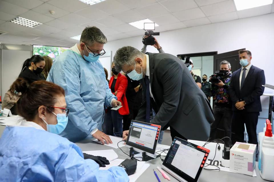 Marcel Ciolacu și-a făcut doza 3 de vaccin: ”Vă îndemn pe toți să vă vaccinați”