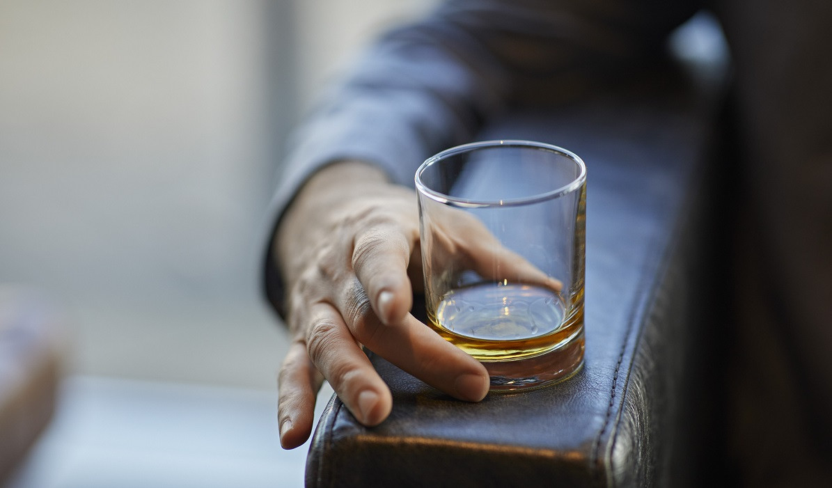 Cum scapi de dependența de alcool? "Nu distrugi un circuit cerebral deja format, ci încerci să creezi unul nou"