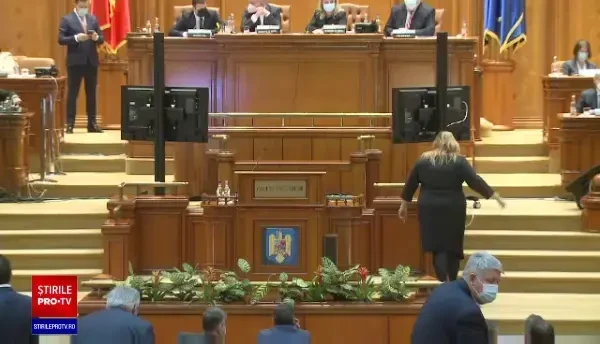 Șoșoacă a refuzat să poarte mască anti Covid în Parlament: ”Eu vă spun jos masca”