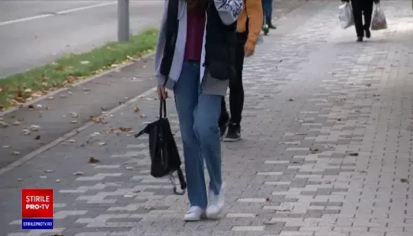 Două eleve au fost tâlhărite și agresate sexual de cinci adolescenți chiar în curtea școlii