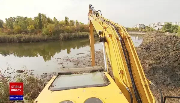 De la fotolii, până la coșuri de supermarket aruncate în lacuri. Asta poți vedea dacă îndrăznești să te plimbi prin Capitală