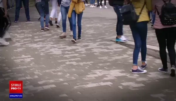 Două eleve au fost tâlhărite și agresate sexual de 5 tineri, chiar în curtea unui liceu din Constanța. Detalii șocante