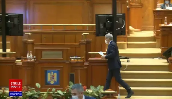 Dacian Cioloș a picat testul în Parlament. Liderii PNL și UDMR reiau negocierile cu USR pentru refacerea coaliției