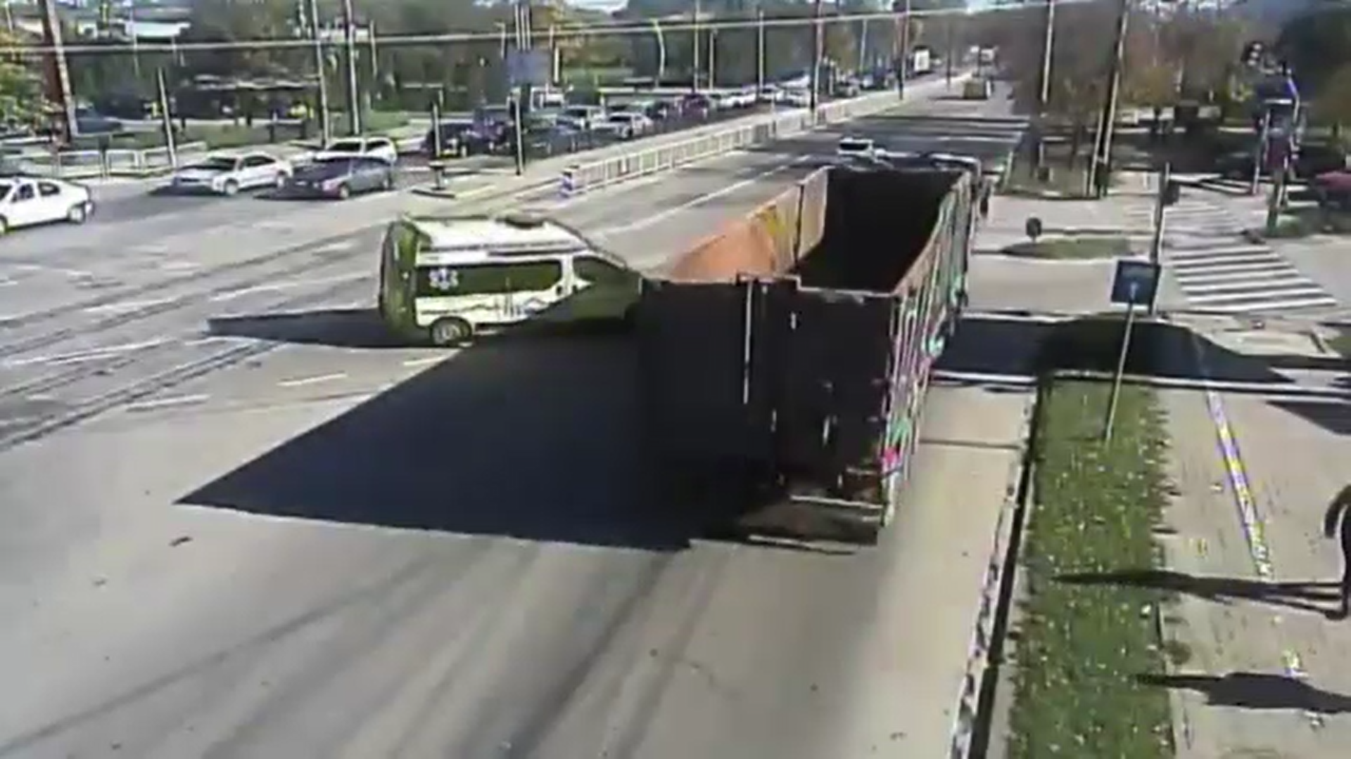 Accident violent în Timișoara. Șoferul unei ambulanțe private a intrat în plin în remorca unui camion