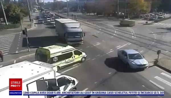 Accident violent în Timișoara. Șoferul unei ambulanțe private a intrat în plin în remorca unui camion