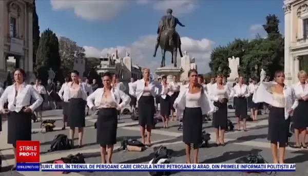 Protest inedit la Roma. Fostele stewardese de la Alitalia s-au dezbrăcat în centrul capitalei în semn de protest