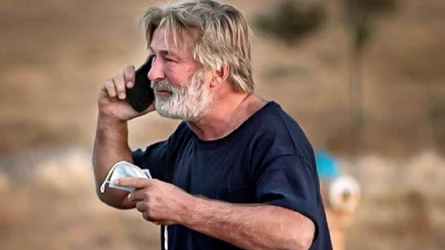 A apărut o nouă teorie în cazul lui Alec Baldwin. Glonțul real ar fi fost pus în armă din răzbunare