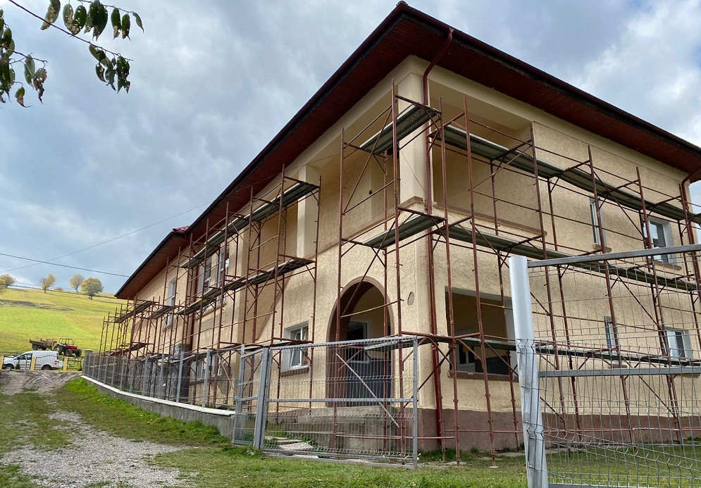Povestea școlii din Lădăuți, unitatea de învățământ renovată de românii care folosesc serviciul “Livrare prin OLX”