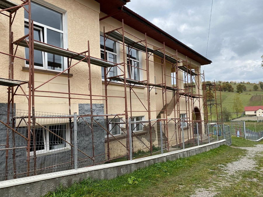 Povestea școlii din Lădăuți, unitatea de &icirc;nvățăm&acirc;nt renovată de rom&acirc;nii care folosesc serviciul &ldquo;Livrare prin OLX&rdquo;