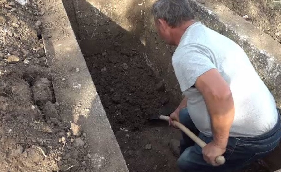 Pandemia de COVID-19 a schimbat radical România. Cât a ajuns să câștige un gropar în această perioadă