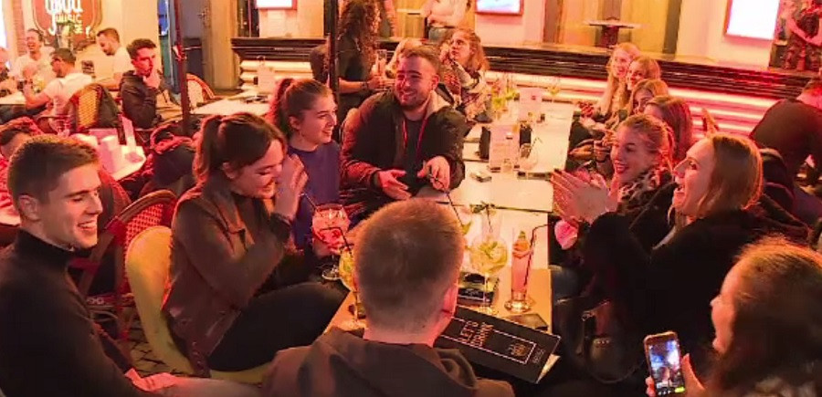 Ultimele petreceri înaintea carantinei de noapte. Turiștii ne învață cum au scăpat de pandemie: ”Vaccinați-vă!”