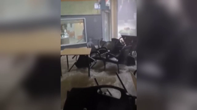 Puhoaie de apă au inundat clădirile în regiunea Alicante din estul Spaniei. Zeci de mașini, luate pe sus