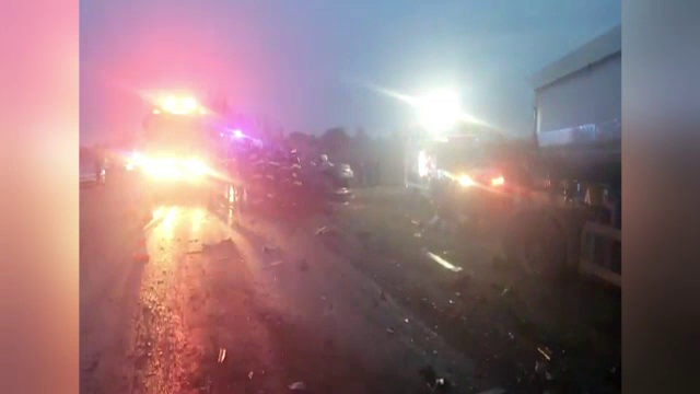 Trei oameni au murit într-un teribil accident în Dâmbovița. Mașina a fost făcută praf de un camion