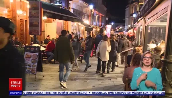 Ultima petrecere înaintea restricțiilor de noapte. Tinerii și turiștii au luat cu asalt Centrul Vechi al Capitalei