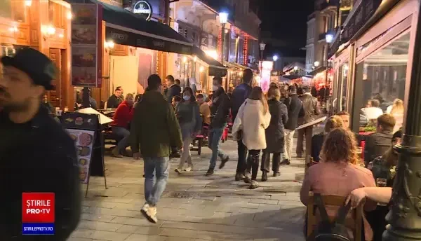 Ultimile petreceri înaintea carantinei de noapte. Turiștii ne învață cum au scăpat de pandemie: ”Vaccinați-vă!”