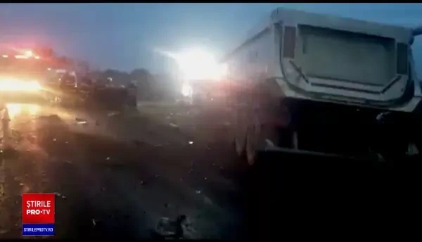 Trei oameni au murit într-un teribil accident în Dâmbovița. Mașina a fost făcută praf de un camion