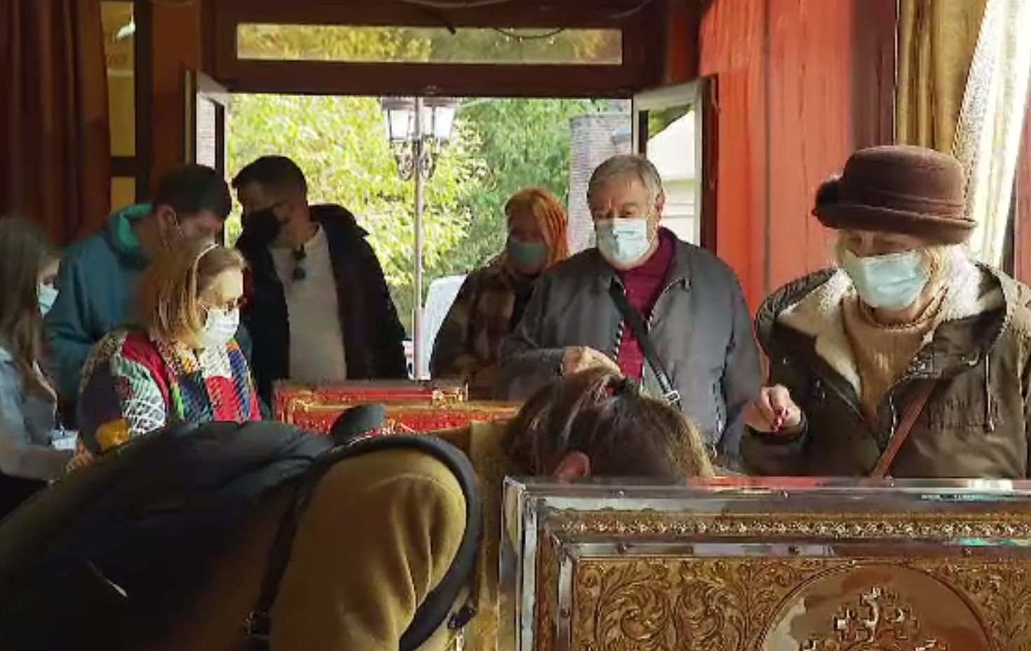 Mii de oameni au urcat în Dealul Patriarhiei pentru a se ruga la moaștele Sfântului Dimitrie cel Nou