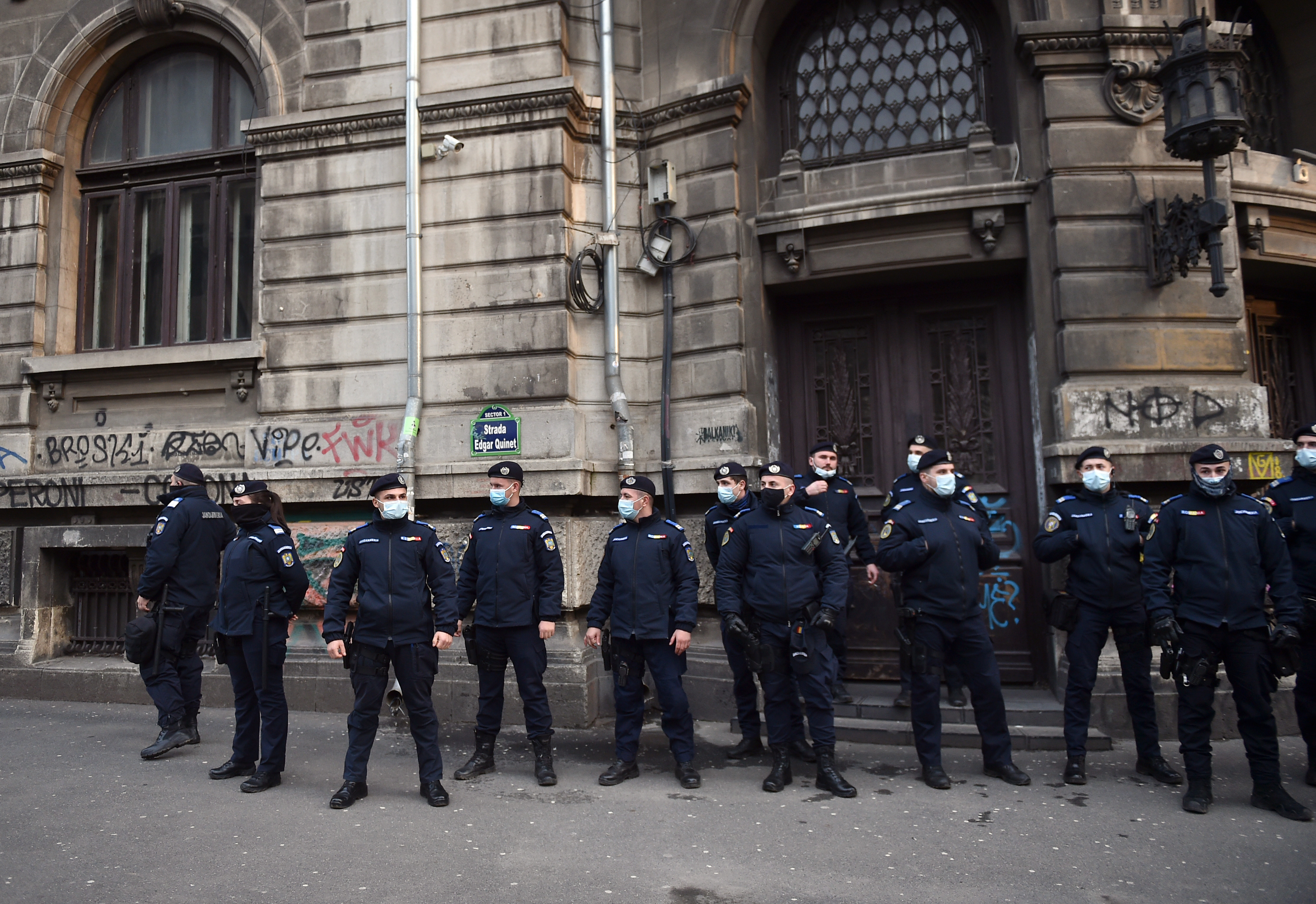 Un candidat la școala de jandarmi a urinat într-un pet în timpul examenului de la Botoșani. Ce au făcut supraveghetorii