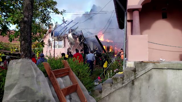 O familie din Bacău a rămas pe drumuri în prag de iarnă, după ce un incendiu le-a făcut scrum casa