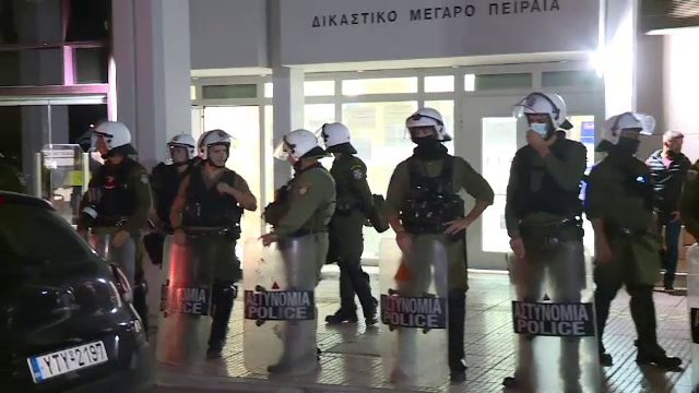 Șapte polițiști din Grecia au fost arestați pentru crimă după ce au ucis cu zeci de gloanțe un șofer pe care îl urmăreau