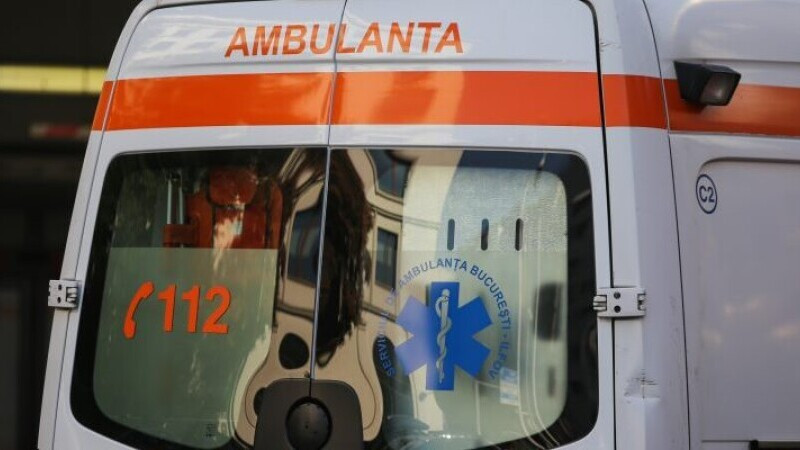 Femeie din București, transportată la spital: i s-a făcut rău după ce a intrat într-un bloc unde s-a făcut dezinsecție