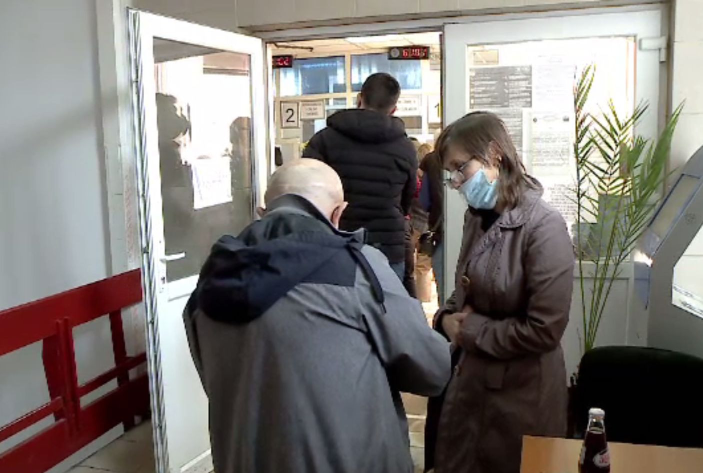 În instituţiile publice au acces doar persoanele vaccinate. Ce soluții au găsit funcționarii publici