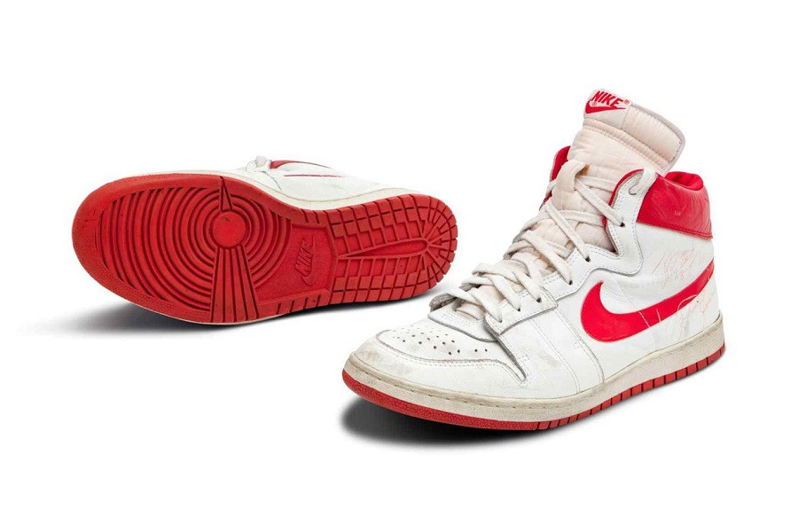 O pereche de încălțări second-hand a fost vândută cu aproape 1,5 milioane de dolari. Cine a cheltuit această sumă