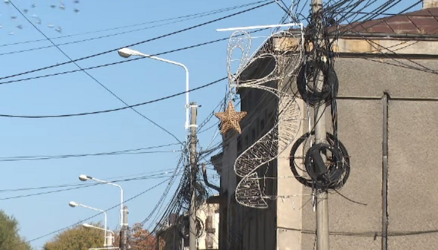 În Galați au fost montate luminițele pentru Crăciun, deși toamna nu s-a încheiat. Explicațiile autorităților