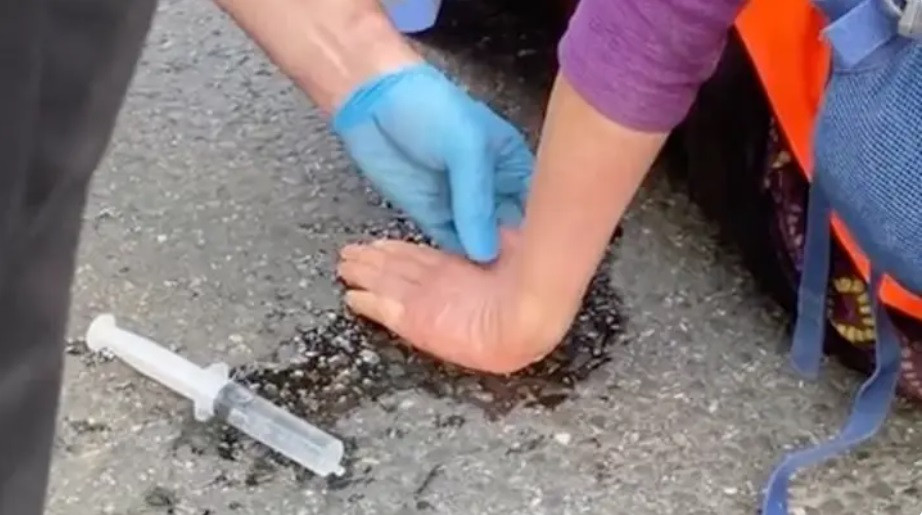 VIDEO. Protestatari arestați cu greu de polițiștii londonezi, după ce și-au lipit mâinile de asfalt