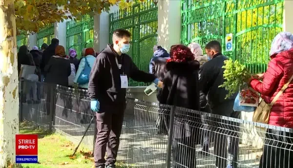 Liber la biserică și pelerinaje, pentru vaccinați și nevaccinați. Sute de oameni au mers pe Dealul Mitropoliei