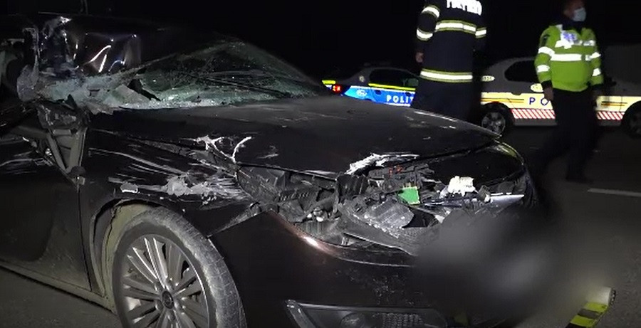 Accident rutier în județul Argeș. Doi îndrăgostiți au ajuns la spital, după ce mașina în care se aflau a lovit un camion