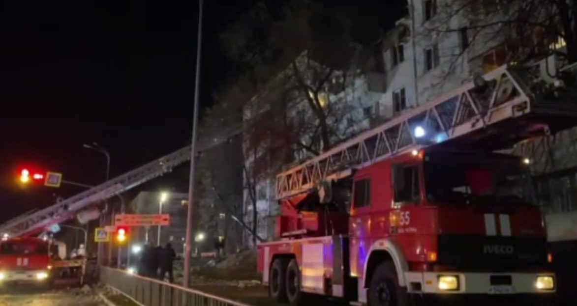 Mai mulți răniți și zeci de persoane evacuate, după o explozie puternică într-un bloc din Rusia