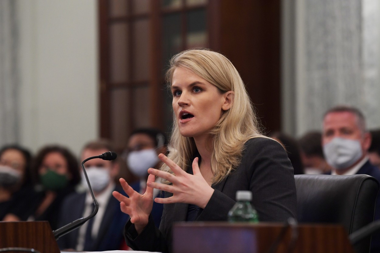 O fostă angajată a Facebook face din nou acuzații dure la adresa companiei: „Incită şi mai mult la ură!”