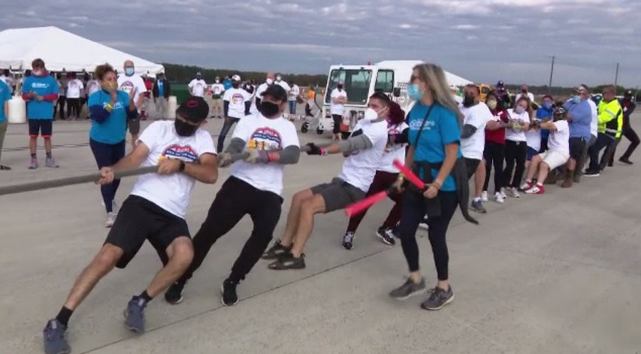 Americanii și-au încordat mușchii în cel mai trăsnit concurs. Ce au fost nevoiți să facă