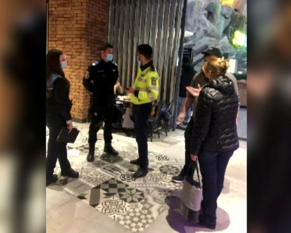 Razie la mall-uri, luni seară. Polițiștii au verificat certificatele verzi și au dat amenzi