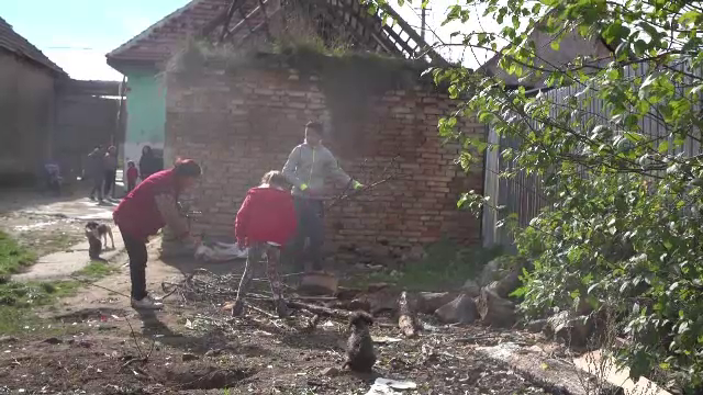 În prag de iarnă, o familie cu șapte copii riscă să rămână fără acoperiș deasupra capului. Cu toții trăiesc într-un beci