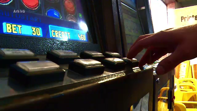 O tânără din Bistrița s-a ales cu un dosar penal după ce a pierdut la păcănele 10.000 de lei ai firmei la care lucra