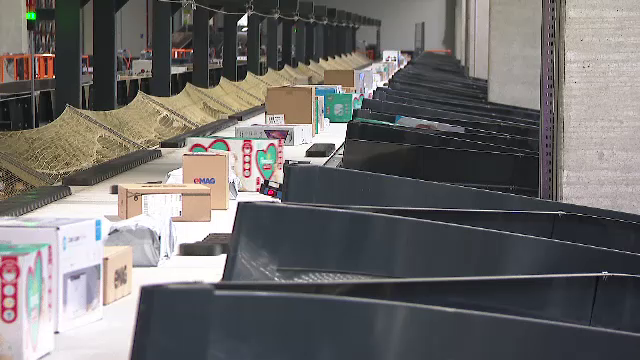 Noile restricții au mutat magazinele în online. Cum fac față curierii comenzilor