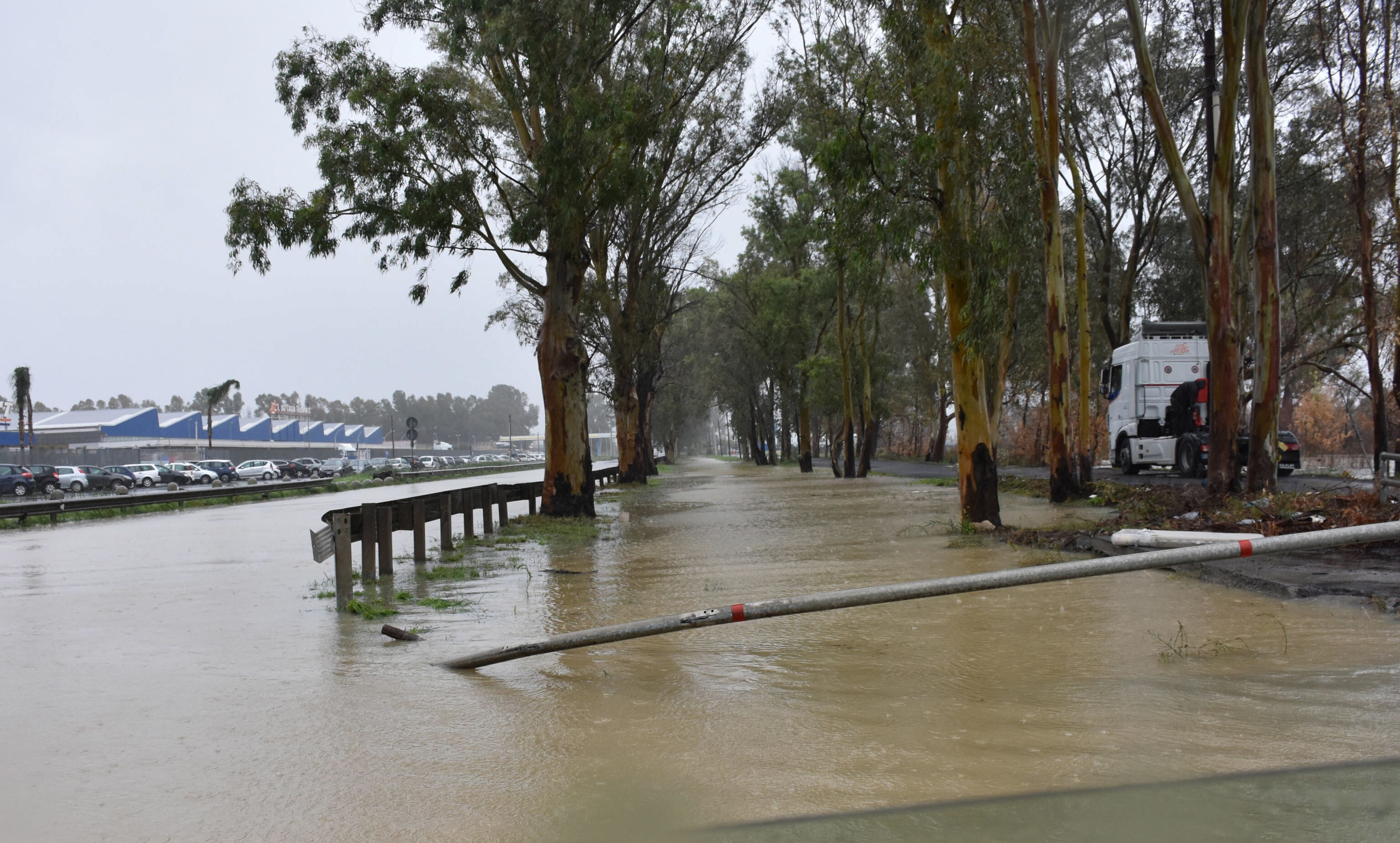 O furtună ciclonică a transformat pieţele unui oraş din sudul Italiei în lacuri. GALERIE FOTO