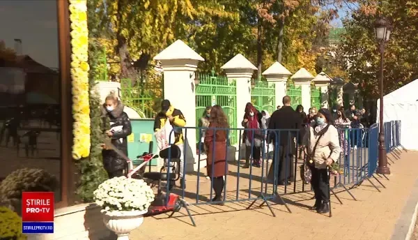 Mii de oameni s-au închinat la moaștele Sf. Dimitrie, pe Dealul Mitropoliei din București