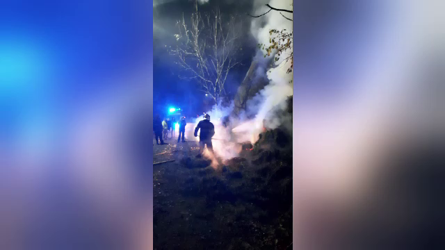 Pompierii care stingeau un incendiu în Argeș, anunțați că un alt foc a fost pus intenționat, în apropiere. Ce s-a întâmplat