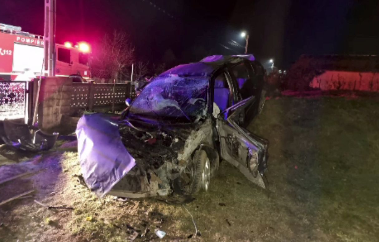 Un tânăr șofer a intrat cu mașina într-o curte și s-a oprit într-o movilă de pământ, în Argeș