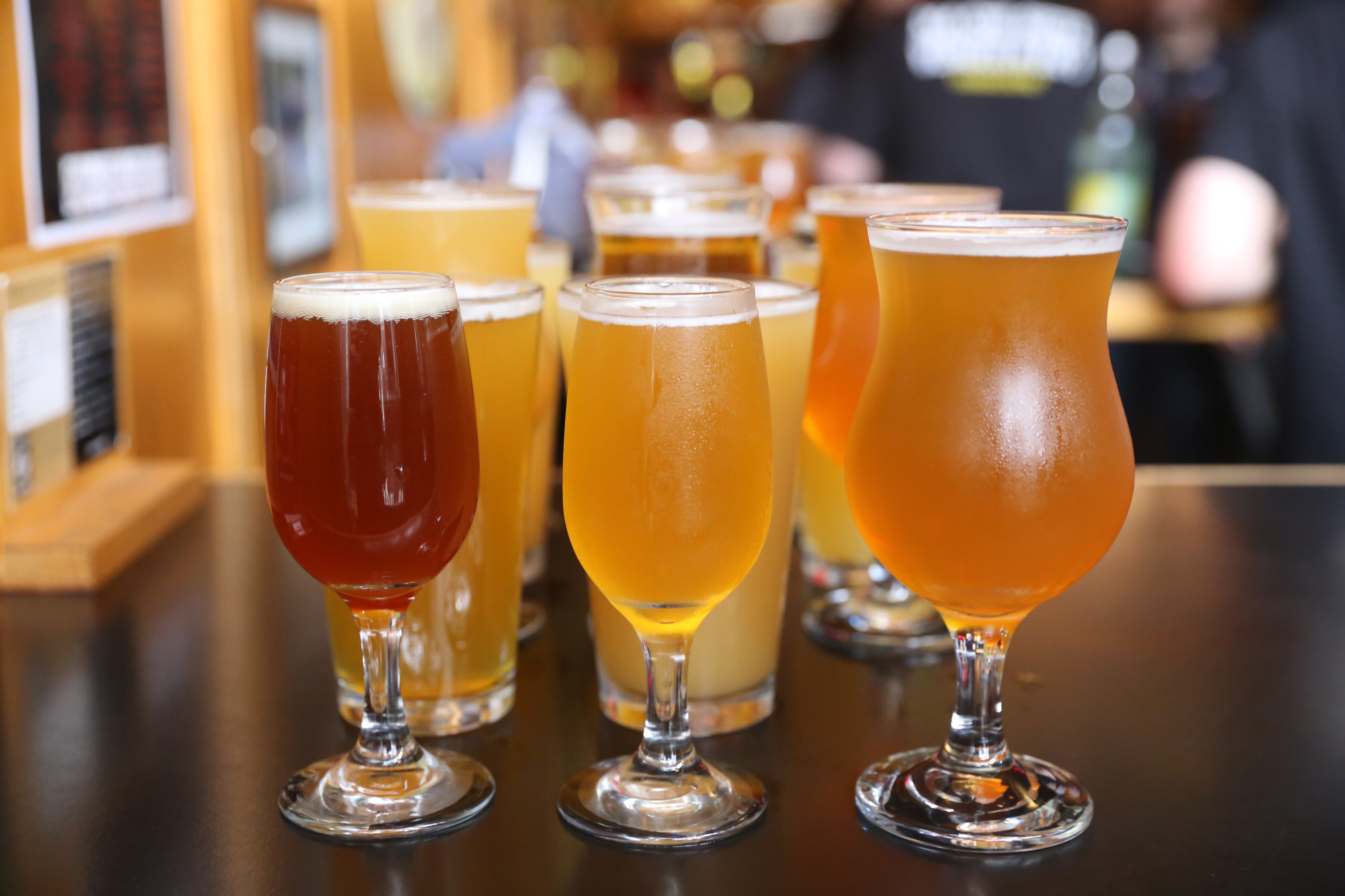 Un român a vrut să „dea afară” vaccinul cu o ladă cu bere. Ce i-a răspuns medicul Laura Ghibu