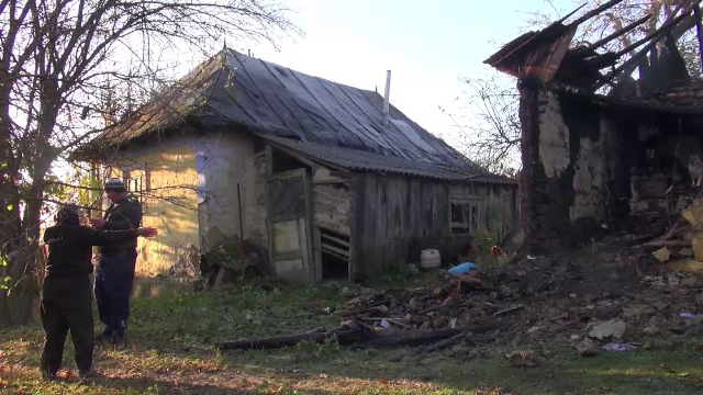 Doi bărbați au fost găsiți carbonizați, în Bacău. Cei doi au băut și nu au simțit când casa a luat foc