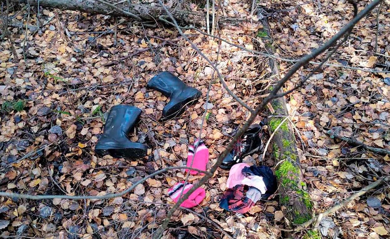 O fetiță de 10 ani a fost găsită într-o pădure, lângă mama ei moartă. Copila a fost la un pas de a-și pierde viața