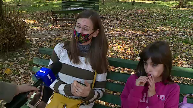 Vacanța de două săptămâni impusă de autorități pune părinții în dificultate. „Foarte greu cu serviciul, greu cu copilul”