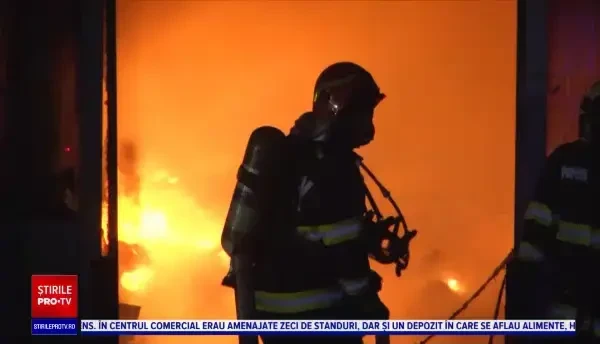 Un complex comercial din Mureș s-a făcut scrum. Proprietarii micilor afaceri au pierdut totul în flăcări